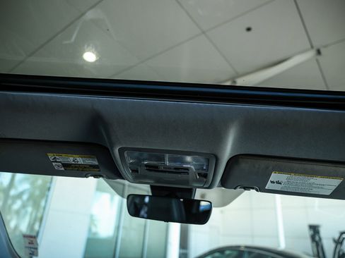 Used 2019 Toyota Highlander XLE image 24