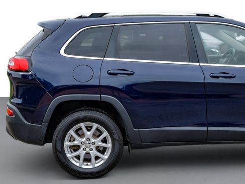 Used 2015 Jeep Cherokee Latitude w/ Cold Weather Group AWD/4WD image 6