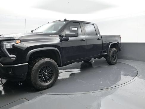 Used 2024 Chevrolet Silverado 2500 ZR2 w/ Technology Package AWD/4WD image 2