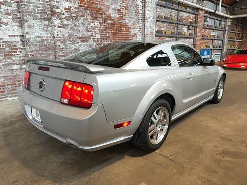 Used 2005 Ford Mustang GT RWD image 3