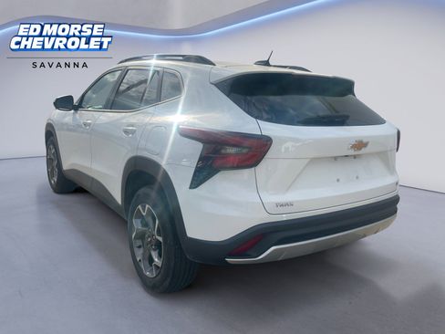 Used 2025 Chevrolet Trax LT w/ Sunroof Package FWD image 3
