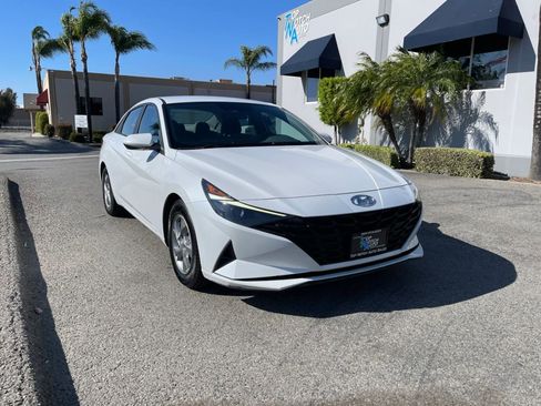 Used 2022 Hyundai Elantra SE FWD image 3