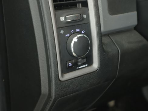 Used 2018 RAM 2500 Tradesman w/ Chrome Appearance Group image 16