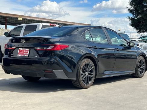 Used 2025 Toyota Camry SE image 3