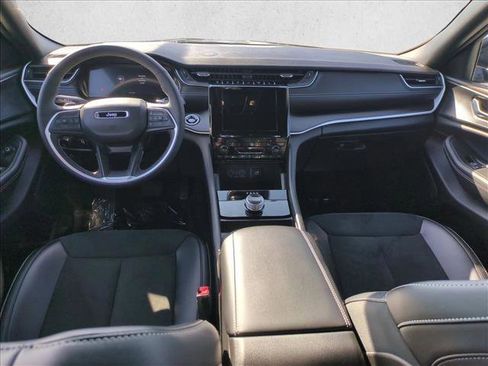 Used 2025 Jeep Grand Cherokee Altitude RWD image 17