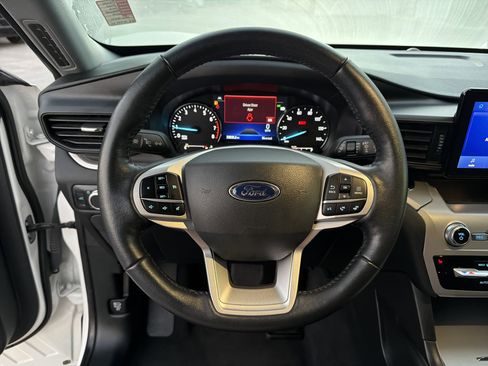 Used 2022 Ford Explorer XLT image 26