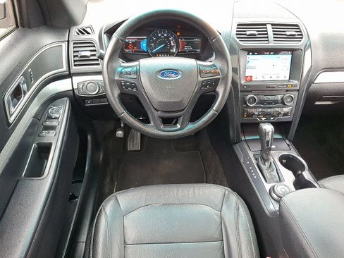 Used 2017 Ford Explorer XLT w/ Equipment Group 202A AWD/4WD image 11