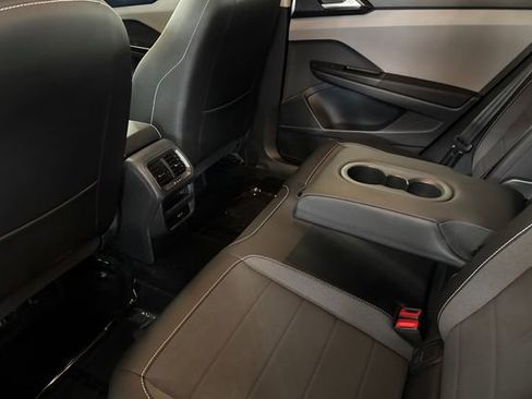 Certified 2022 Volkswagen Taos SE image 15