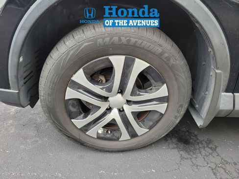 Used 2016 Toyota RAV4 LE AWD/4WD image 4