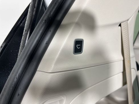 Used 2024 Chrysler Pacifica Touring-L image 10