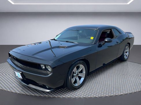 Used 2013 Dodge Challenger SXT RWD image 1