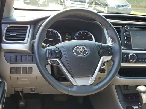 Used 2016 Toyota Highlander XLE AWD/4WD image 12