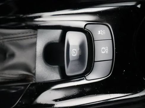 Used 2022 Toyota C-HR XLE FWD image 33