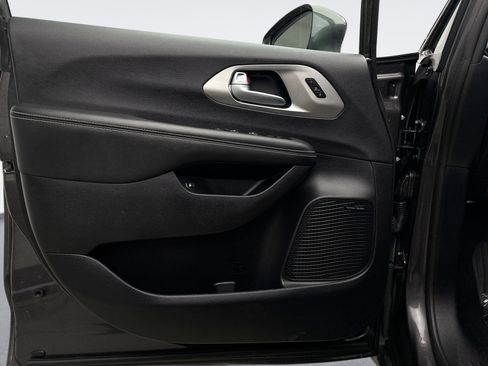 Used 2022 Chrysler Pacifica Limited w/ S Appearance Package image 9