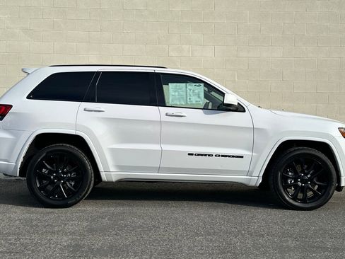 Used 2022 Jeep Grand Cherokee Laredo X image 3