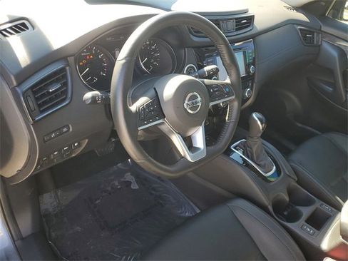 Used 2018 Nissan Rogue SL w/ Premium Package image 17