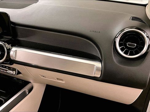 Used 2021 Mercedes-Benz GLB 250 4MATIC image 15