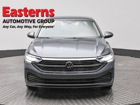 Used 2024 Volkswagen Jetta SE FWD image 4