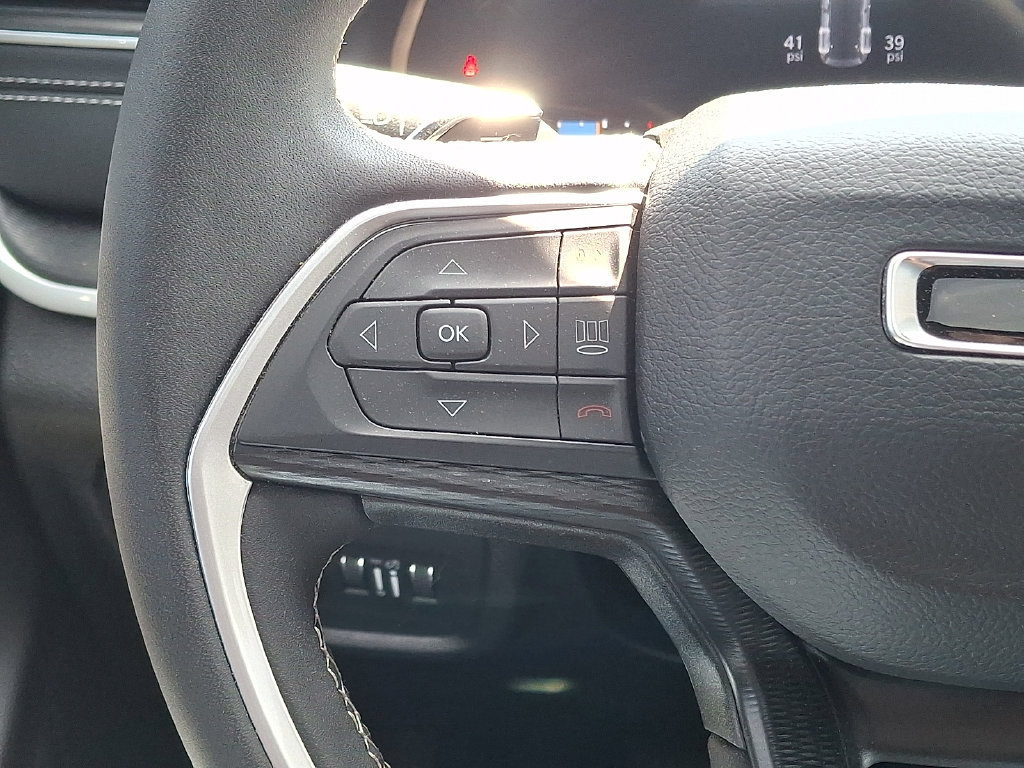 Used 2025 Jeep Grand Cherokee Laredo X AWD/4WD image 21