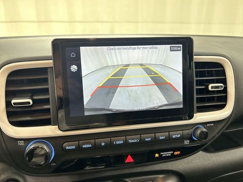 Used 2023 Hyundai Venue Limited FWD image 15