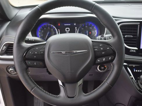 Used 2021 Chrysler Pacifica Touring-L w/ Uconnect Theater Family Group FWD image 22