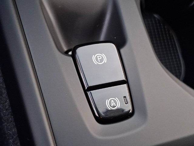 Certified 2024 Volvo XC40 B5 Core AWD/4WD image 29