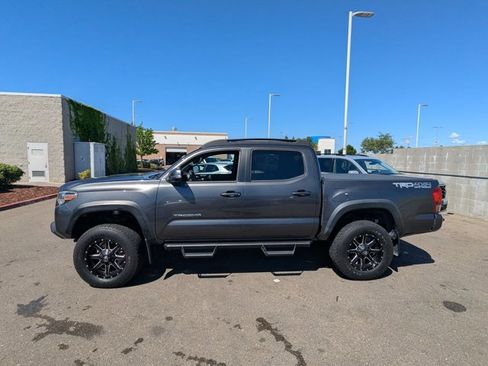 Used 2017 Toyota Tacoma TRD Off-Road w/ Premium & Technology Package image 8