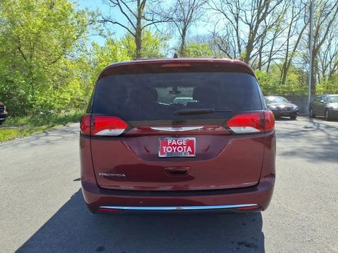 Used 2018 Chrysler Pacifica Touring-L FWD image 7