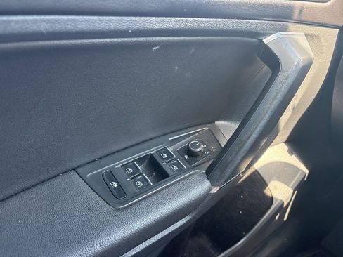 Used 2018 Volkswagen Tiguan SE w/ Panoramic Sunroof Package image 9