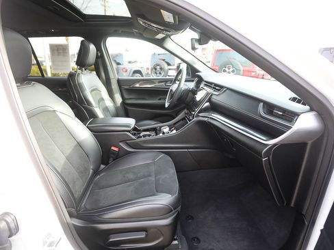 Used 2023 Jeep Grand Cherokee Altitude image 21