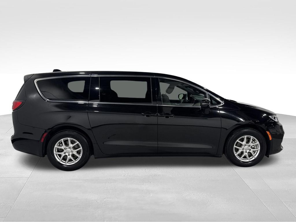 Used 2025 Chrysler Pacifica Select FWD image 21