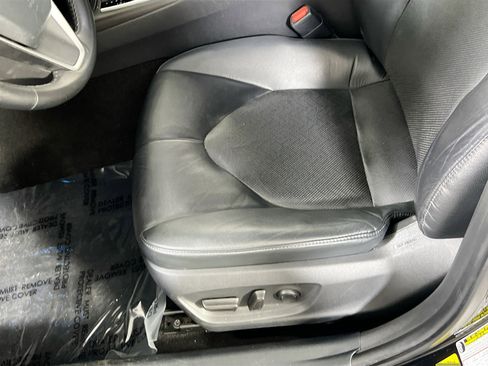 Used 2021 Toyota Camry XLE w/ Navigation Package image 19