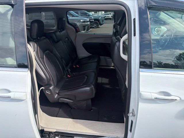 Used 2019 Chrysler Pacifica Touring-L FWD image 13