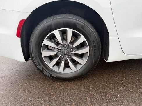 Certified 2024 Chrysler Pacifica Select image 8