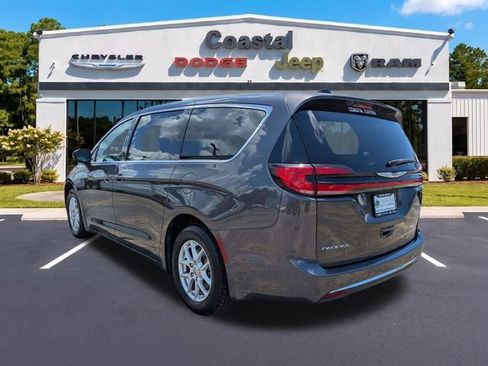 Used 2023 Chrysler Pacifica Touring-L FWD image 6