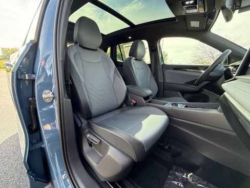 New 2025 Volkswagen Tiguan SE R-Line image 26