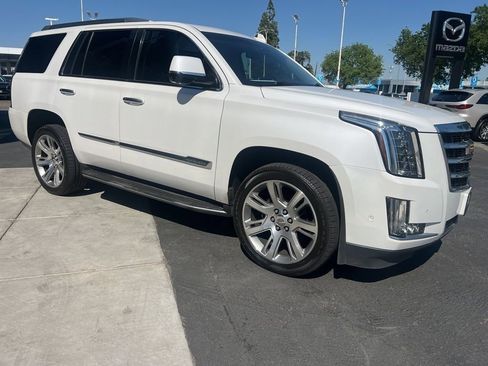 Used 2017 Cadillac Escalade Luxury image 2