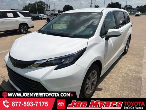 Used 2026 Toyota Sienna LE FWD image 1