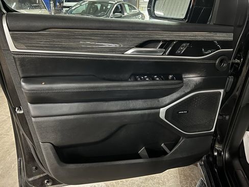 Used 2022 Jeep Wagoneer Series III w/ Rear Seat Video Group 1 image 29