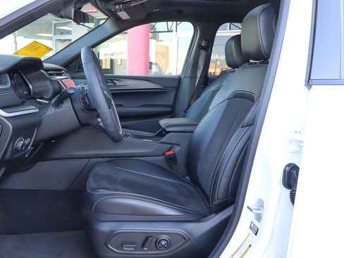 Used 2025 Jeep Grand Cherokee L Altitude image 7