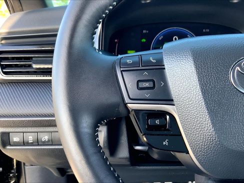 Used 2025 Toyota Camry SE w/ Convenience Package FWD image 23