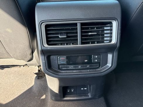 Used 2025 Volkswagen Atlas SE image 25