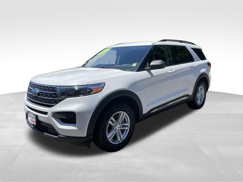 Used 2023 Ford Explorer XLT AWD/4WD image 2