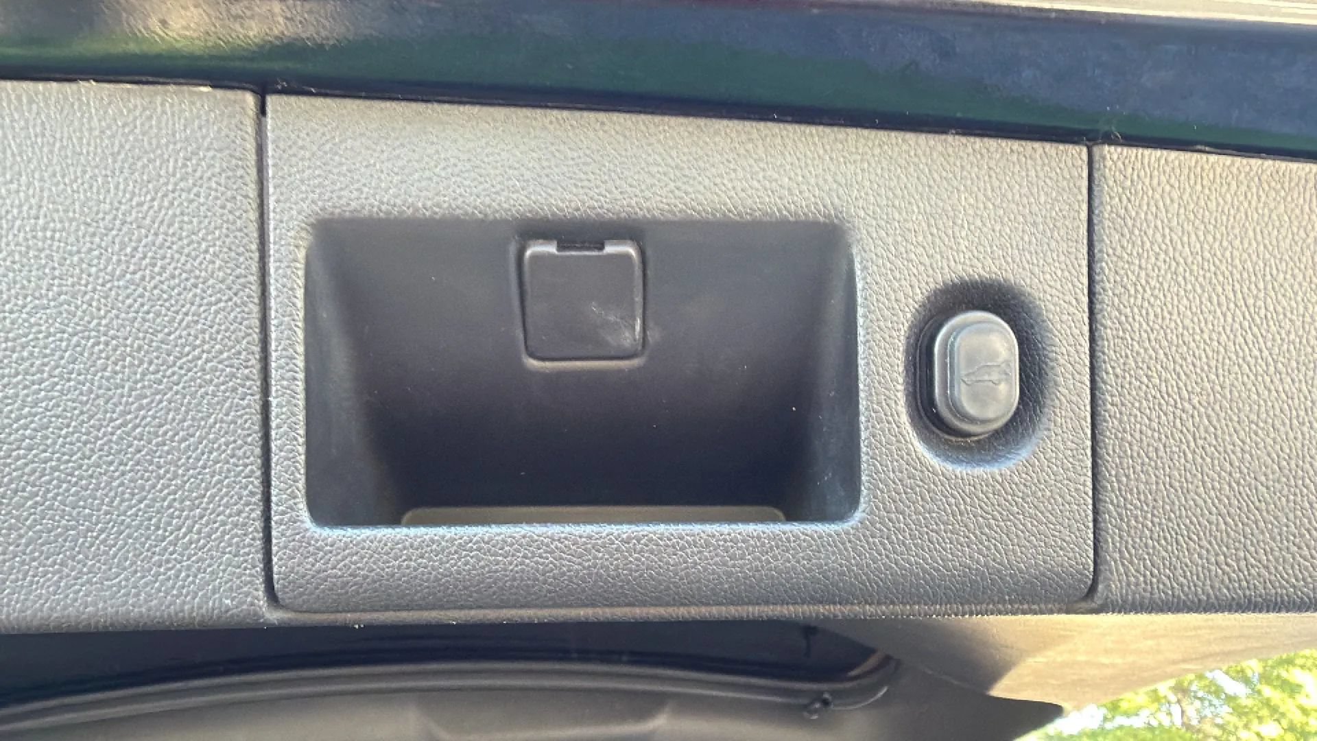 Used 2015 Chevrolet Suburban LT RWD image 9