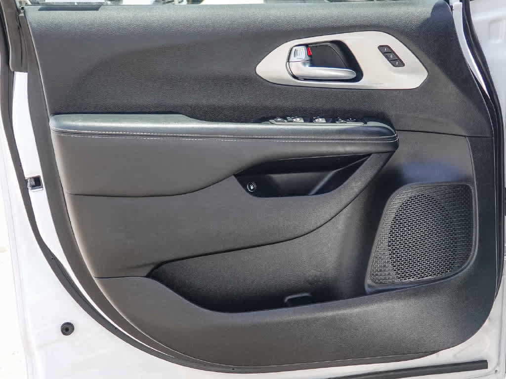 Used 2024 Chrysler Pacifica Premium FWD image 19