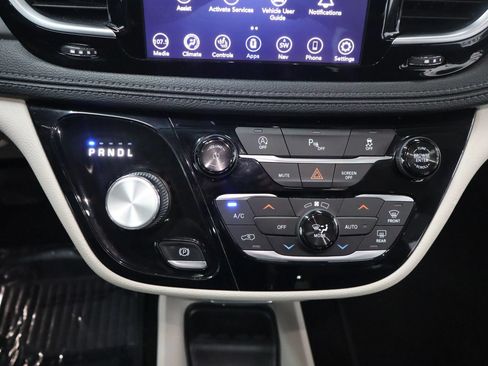Used 2019 Chrysler Pacifica Limited FWD image 36
