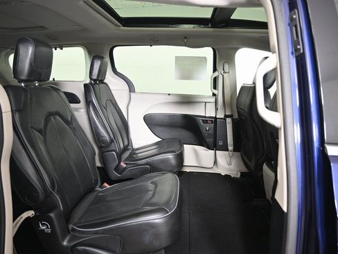 Used 2020 Chrysler Pacifica Limited image 15