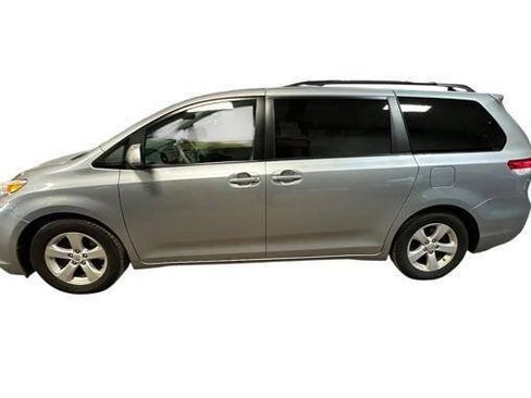 Used 2012 Toyota Sienna LE FWD image 2