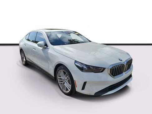 Used 2024 BMW 530i w/ Convenience Package RWD image 1