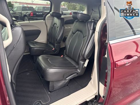 Used 2023 Chrysler Pacifica Touring-L FWD image 28